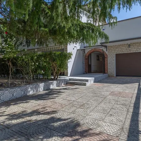 Gigi By Guide Вилла